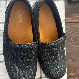 Woman’s nurses savvy shoes size 8